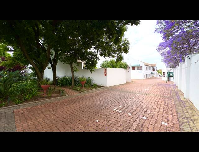 2 BEDROOM APARTMENT FOR SALE IN BRYANSTON